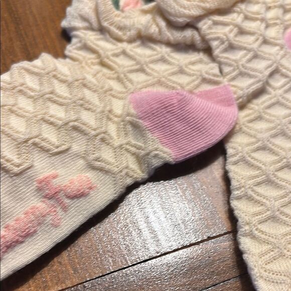 Cheemy Free Socks with Pink Accents - Picture 6 of 8